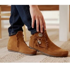 Minnetonka Women's Two Button Hardsole Boot Brown Size 5.5